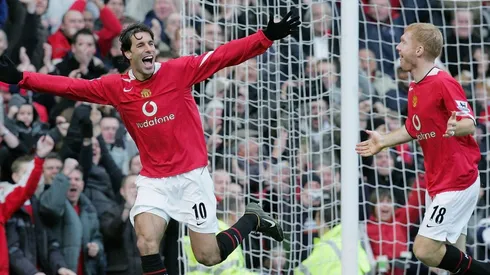 Scholes le hace un queque a Van Nistelrooy