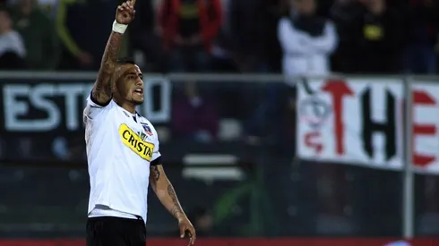 Arturo Vidal en un partido amistoso con la camiseta de Colo Colo
