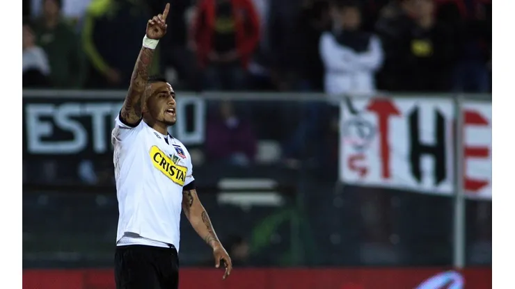 Arturo Vidal en un partido amistoso con la camiseta de Colo Colo