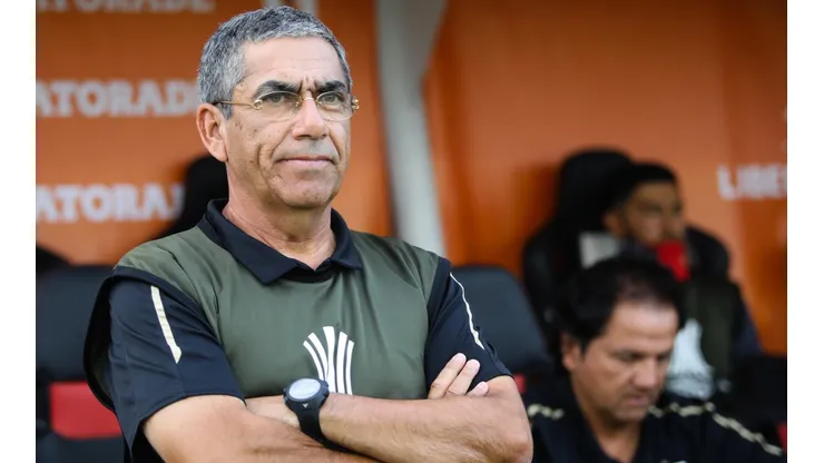 Gualberto Jara firma reducción de sueldo en Colo Colo