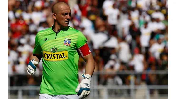 Eduardo Lobos en el arco de Colo Colo