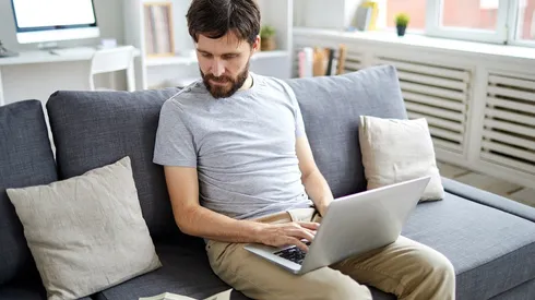 Para hacer home office hay que seguir algunas recomendaciones que te ayudarán a no lesionarte.