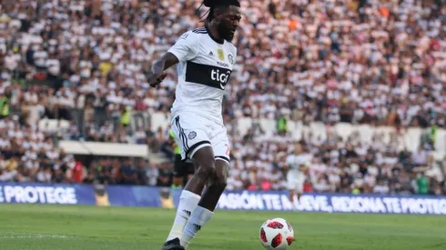 Adebayor en su debut con la camiseta de Olimpia