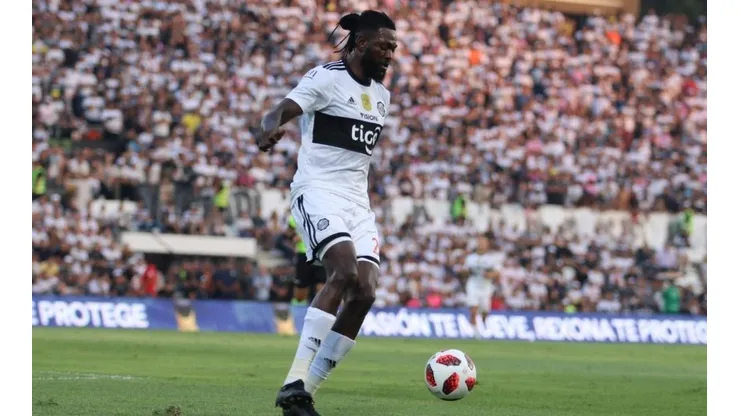 Adebayor en su debut con la camiseta de Olimpia