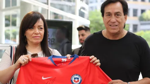 Rojas con su señora y la camiseta de Chile