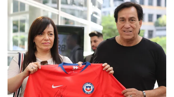 Rojas con su señora y la camiseta de Chile