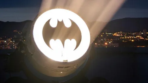Matt Reeves reveló la bati-señal de "The Batman" con su cuenta en Twitter.
