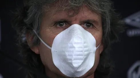 Un golpeado Daniel Morón en conferencia por la crisis en Colo Colo.