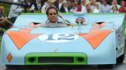 Seinfeld manejando un Porsche 917 versión vintage.