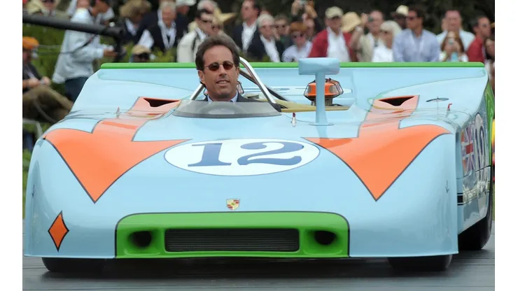 Seinfeld manejando un Porsche 917 versión vintage.