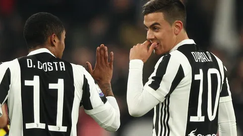 Douglas Costa junto a Paulo Dybala en la Juventus