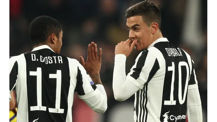 Douglas Costa junto a Paulo Dybala en la Juventus