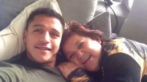 Lo más seguro es que Alexis Sánchez tendrá que celebrar a su madre a la distancia este año.