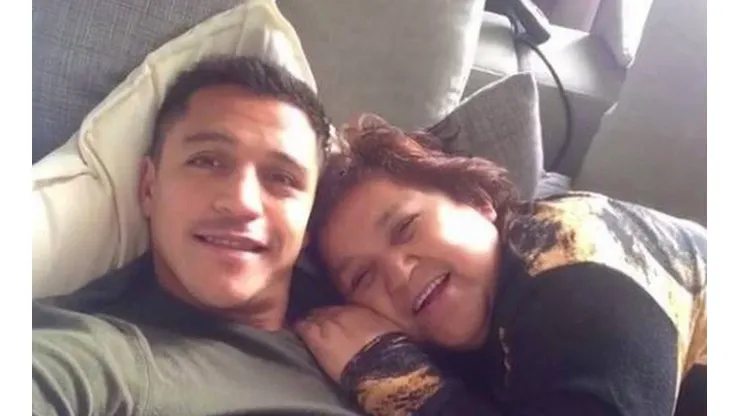 Lo más seguro es que Alexis Sánchez tendrá que celebrar a su madre a la distancia este año.