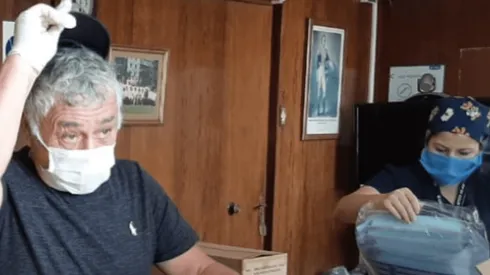 Se puso la mano en el corazón