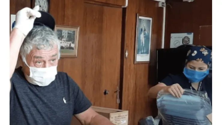 Se puso la mano en el corazón