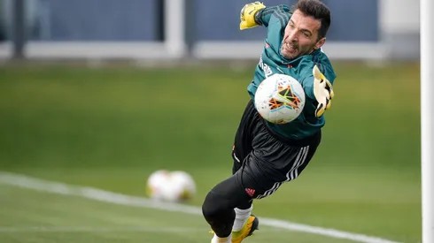 Buffon en una práctica en la Juventus