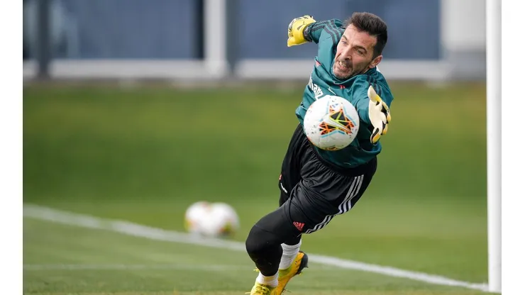 Buffon en una práctica en la Juventus