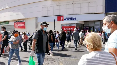 Mucha gente se aglomeró afuera del Mall de Quilpué.