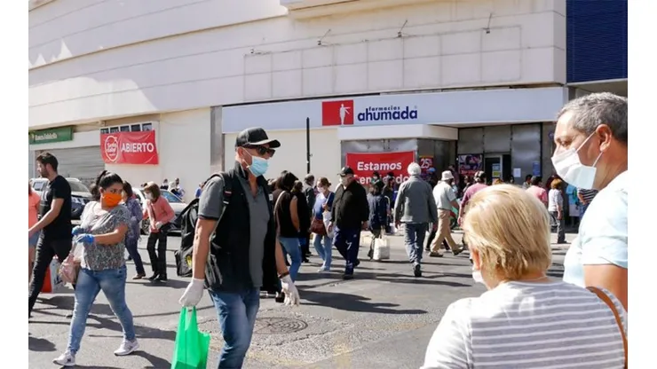 Mucha gente se aglomeró afuera del Mall de Quilpué.