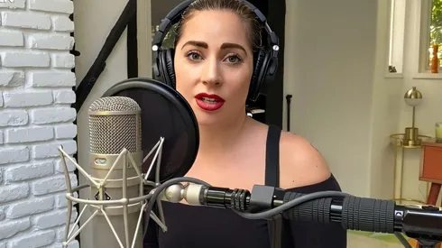 Lady Gaga también cantó desde su casa para el evento online.