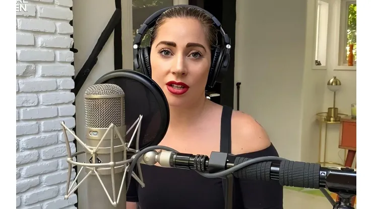 Lady Gaga también cantó desde su casa para el evento online.