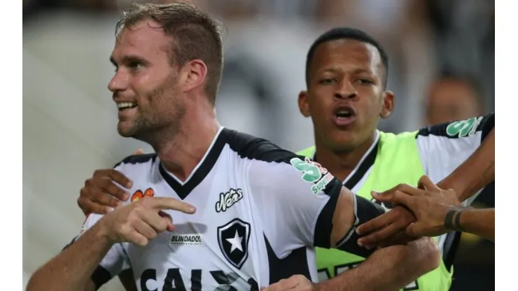 Joel Carli gritando un gol con Botafogo