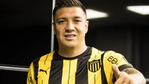 Christián Bravo el día que firmó en Peñarol