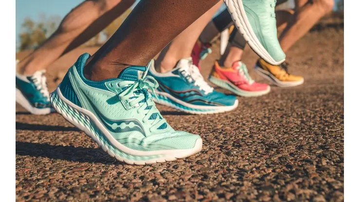 Con un peso de 233 gramos para las zapatillas de hombre, y de 200 grs para las de mujer, las Kinvara 11 de Saucony está diseñado para realizar entrenamientos.