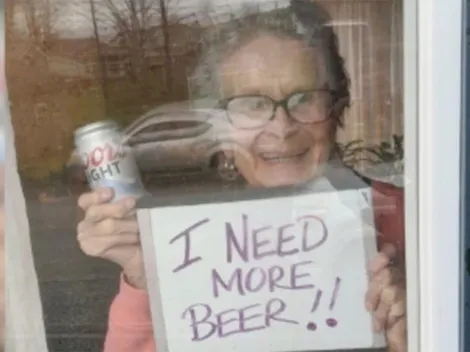 Abuelita de 93 años imploró por cerveza desde su cuarentena y le llegaron 150 latas
