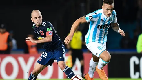 Lautaro Martínez disputa el balón con Gustavo Lorenzetti