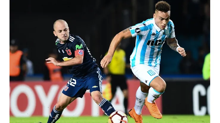 Lautaro Martínez disputa el balón con Gustavo Lorenzetti