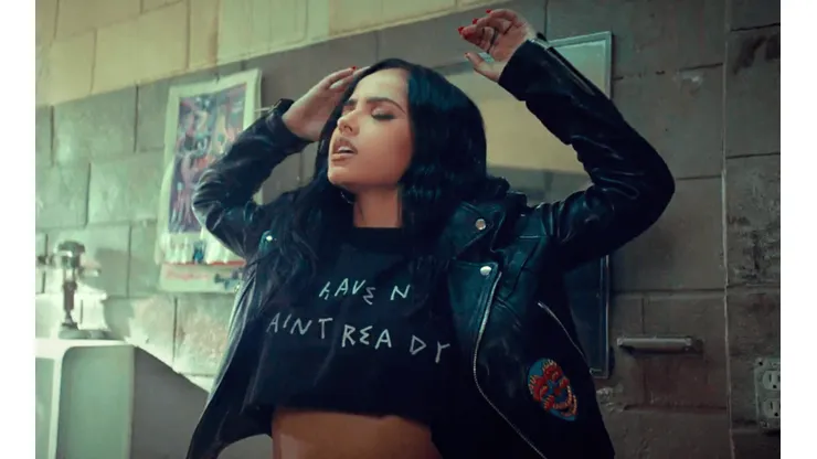 Becky G vuelve a cantar en inglés en esta oportunidad.