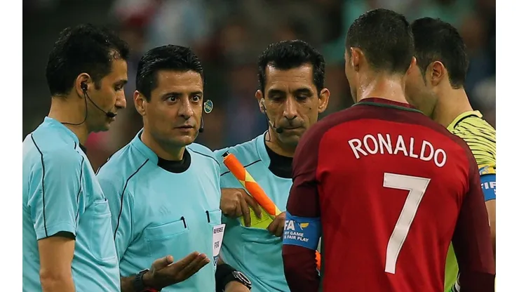 El duro palo de Claudio Bravo a CR7