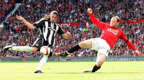 Jonás Gutiérrez ante Rooney en la Premier League