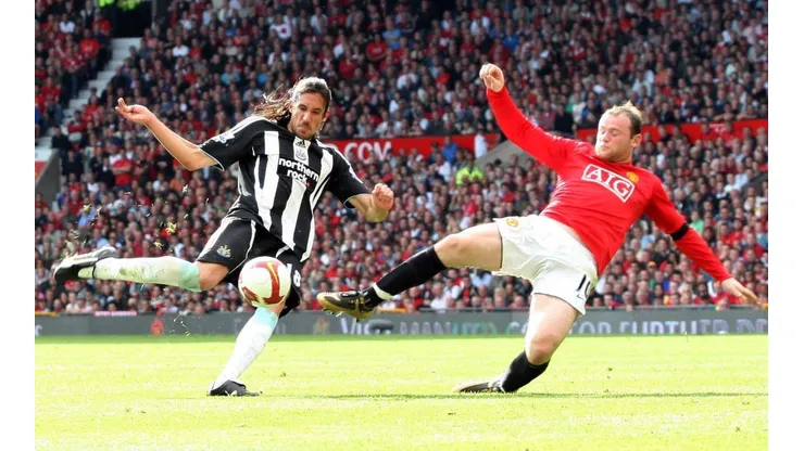 Jonás Gutiérrez ante Rooney en la Premier League