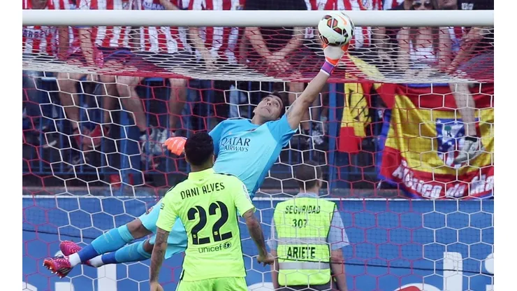 Claudio Bravo parando un balón en Barcelona. Durante la década también defendió a la Real Sociedad en España.