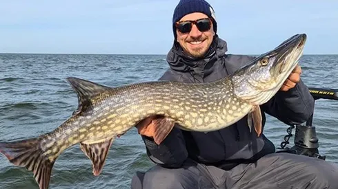 El gran Zlatan y un gran pez.