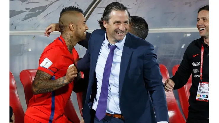 Pizzi junto a Vidal en la Roja