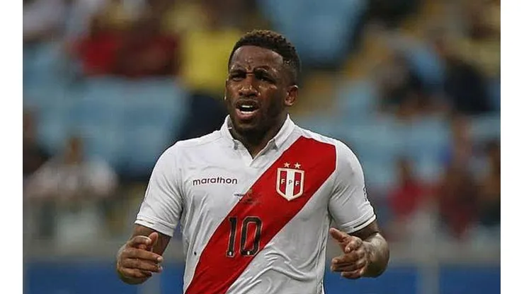 Farfán cuestionó la rebaja de salarios en Rusia.