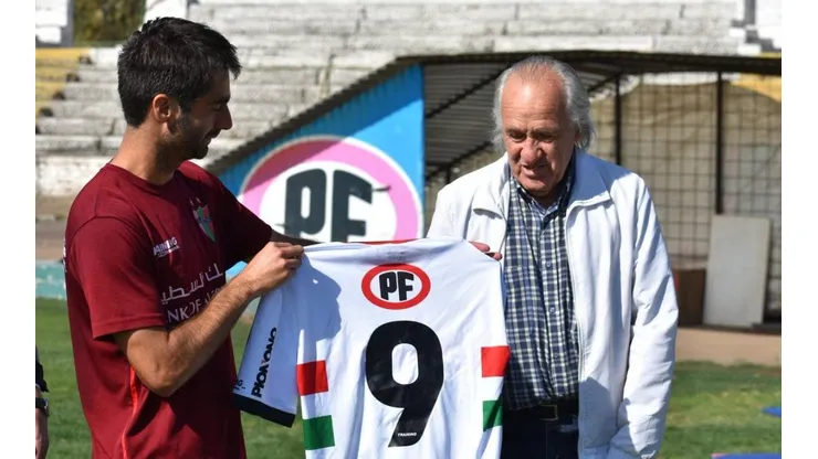 Óscar Fabbiani recibiendo la camiseta de Palestino