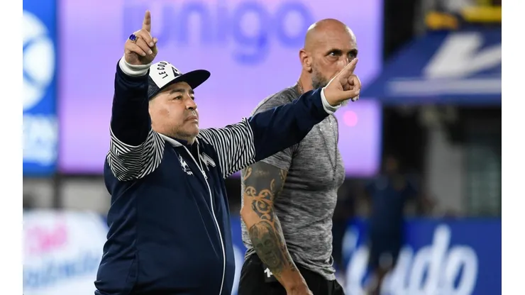 Diego Maradona junto al Gallego Méndez visitando a Boca Juniors en La Bombonera