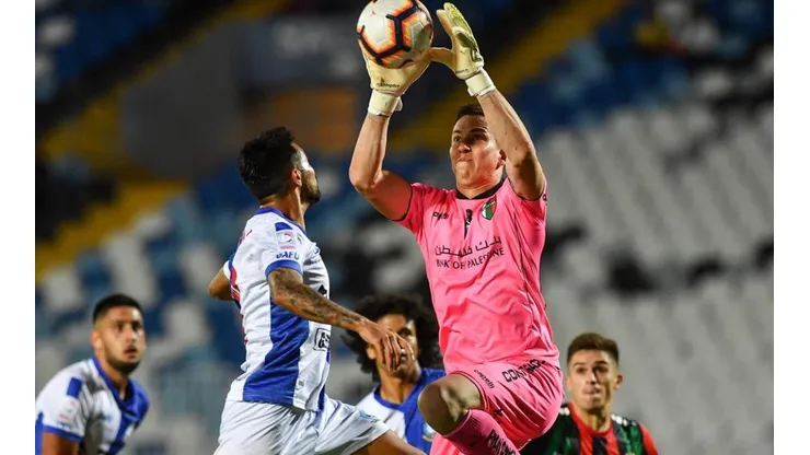 Nacho González atajando por Palestino ante su actual club