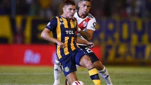 Leonardo Gil enfrentando a River Plate con la camiseta de Rosario Central
