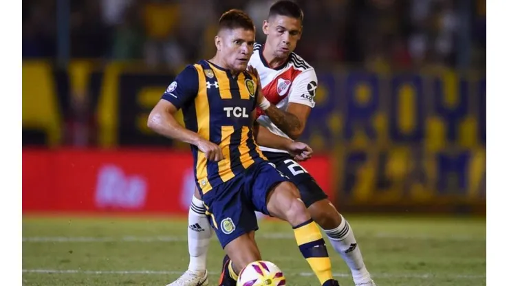 Leonardo Gil enfrentando a River Plate con la camiseta de Rosario Central