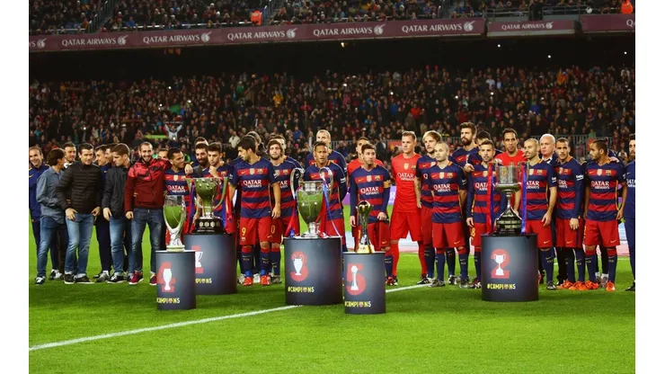 FC Barcelona exhibiendo sus trofeos