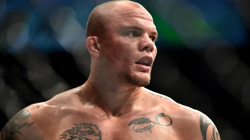Anthony Smith en el octágono de UFC.