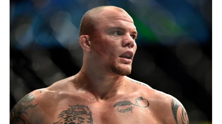 Anthony Smith en el octágono de UFC.