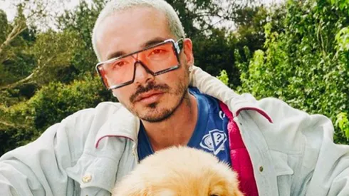 J Balvin no encontró nada mejor que teñir por completo su pelo con los colores del arcoíris