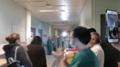 Entre aplausos y con campana de la esperanza dan de alta a curados de Covid-19 en Temuco